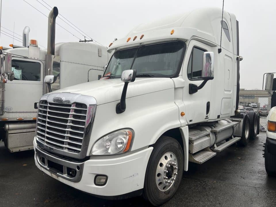 2010 Freightliner Cascadia Sleeper Truck Vancouver BC